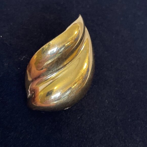 Napier Gold Tone Leaf Inspired Screw Back Clip-on Earrings Vintage 1.5 inches - Picture 9 of 10